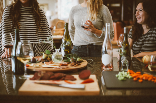 5 aufmerksame Dankeschön-Geschenkideen, um jeden Gastgeber (oder jede Gastgeberin) zu beeindrucken